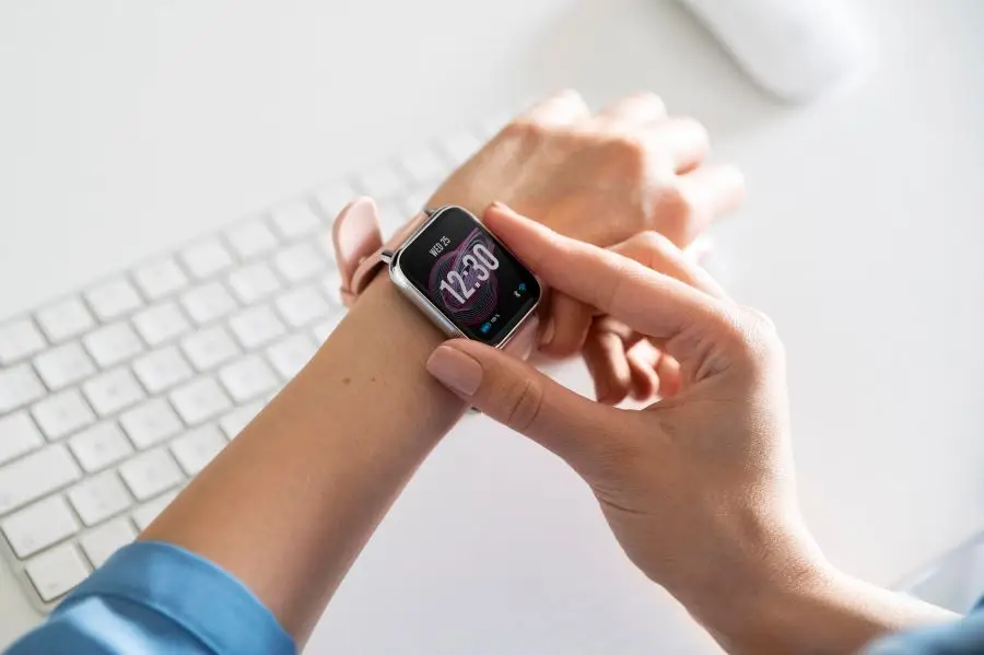 The user setting the time on the Apple watch